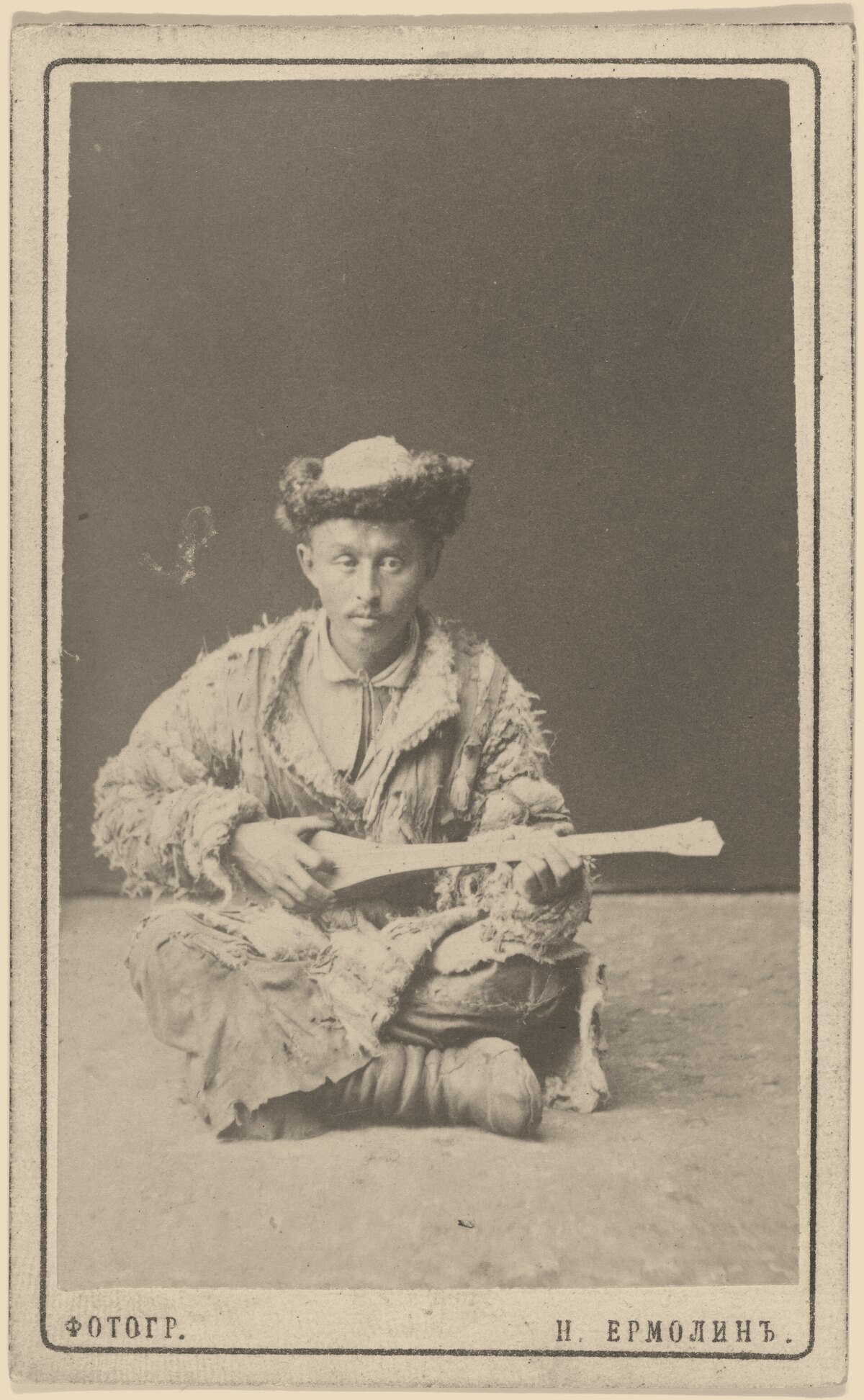 Dombrasıyla oturan Kazak müzisyenin arşiv fotoğrafı