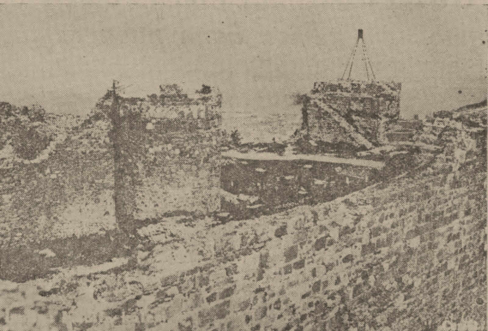 Kadifekale surlarının 1936 tarihli fotoğrafı